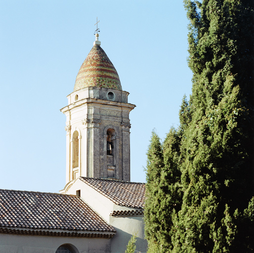 Vue rapprochée du clocher, prise du sud-est.