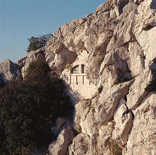 Contrepente sud. Façade du corps de garde défensif du tunnel d'accès aux abris-cavernes.