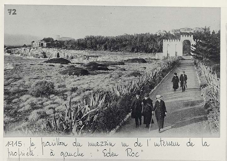 [Jardin de la villa La Mosquée au Cap d'Antibes. l'avenue bordée d'aloès prise de la villa vers la conciergerie.] vers 1915