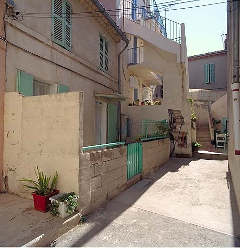 Rue dite des Scaphandriers. Vue générale de l'extrémité nord de la rue finissant en impasse et en escaliers.