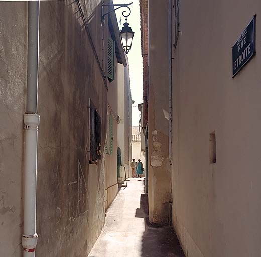 Vue en enfilade de la rue Etroite, depuis la rue des Scaphandriers, en direction de la traverse Port-de-Bouc.