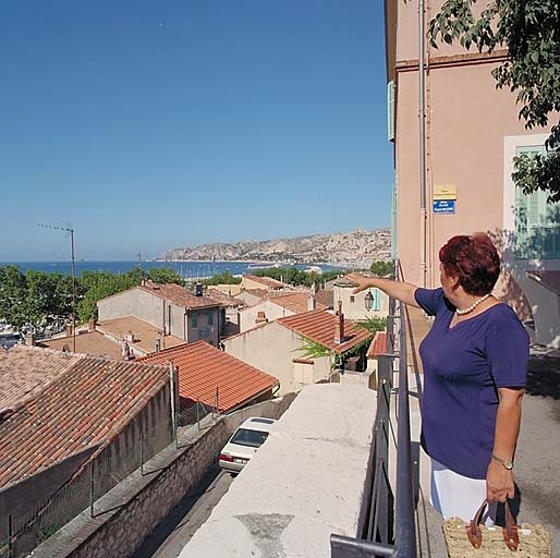 Vue prise depuis la terrasse de la place de l'église (place Malleterre), en direction de Corbières : les toits du hameau, la côte et la mer.