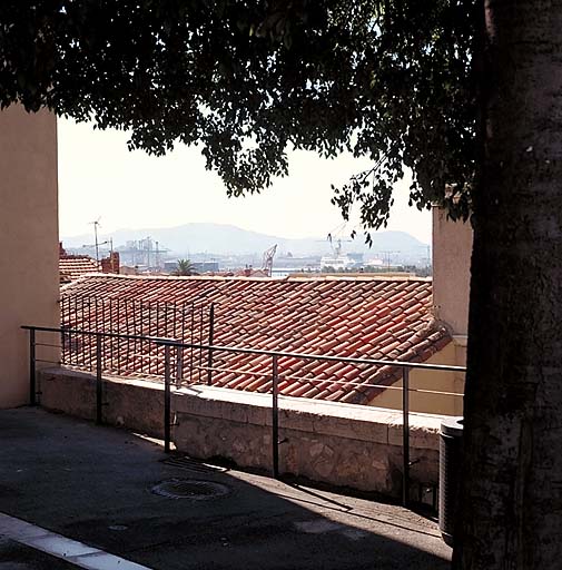 Vue prise depuis la terrasse de la place de l'église (place Malleterre), en direction du port.