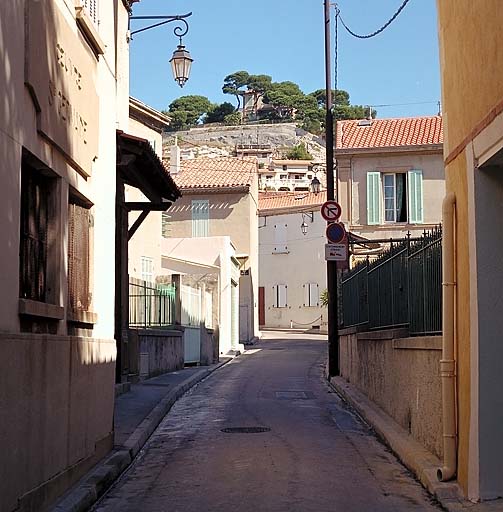 Vue prise depuis la rue de la Convention en direction de la colline : à l'horizon, la maison dite Château Luzzati (O38)
