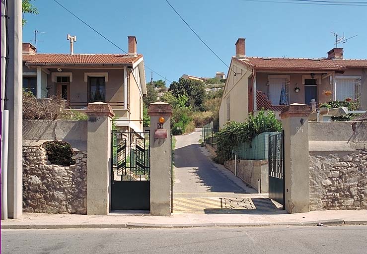 Chemin de la Nerthe : deux maisons construites vers 1950 dans le parc de la Villa Helvétia, acquise par la société Kuhlmann ou Penarroya, à l'Estaque, quartier de la Falaise.