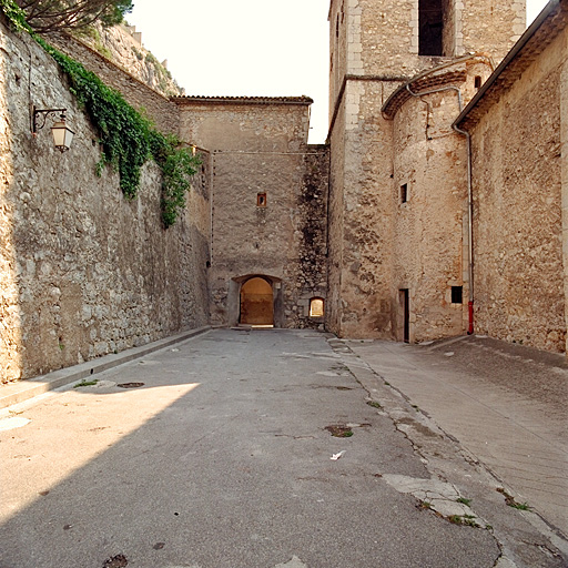 Porte 15. Vue de la tour porte 15 façade côté ville. ; Porte 15. Vue de la tour porte 15 façade côté ville.
