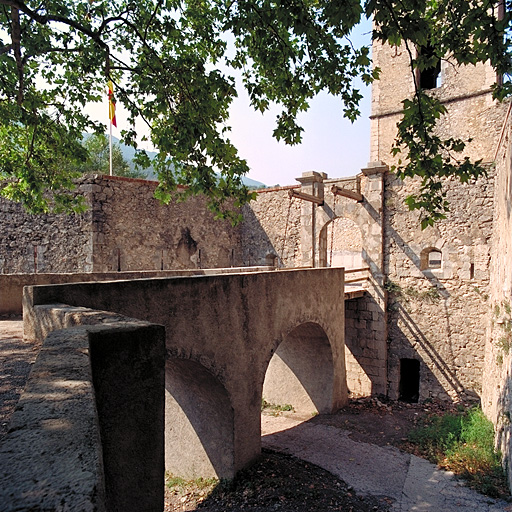 Ouvrage 17. Vue extérieure de l'ouvrage 17 et de son pont dormant sur le fossé. ; Ouvrage 17. Vue extérieure de l'ouvrage 17 et de son pont dormant sur le fossé.