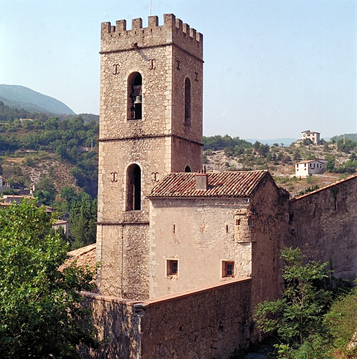 Porte 15. Vue nord est de la tour porte et de la tour de l'église. ; Porte 15. Vue nord est de la tour porte et de la tour de l'église.