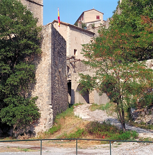 Portes 15, 16, 17. Vue sud est du cornichon 17, la porte et son pont. ; Portes 15, 16, 17. Vue sud est du cornichon 17, la porte et son pont.