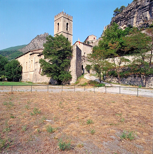 Portes 15, 16, 17. Vue d'ensemble sud est de la porte de ville et de l'église cathédrale. ; Portes 15, 16, 17. Vue d'ensemble sud est de la porte de ville et de l'église cathédrale.