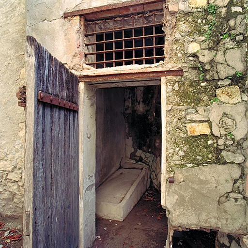 Fausse braie 30. Détail porte du cachot 31.