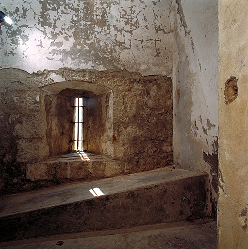 Corps de garde 32. Intérieur du cachot de l'annexe du corps de garde 31.