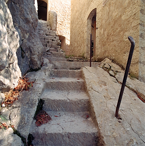 Corps de garde 32. Détail de marches taillées dans le roc de l'escalier vers l'étage du corps de garde.