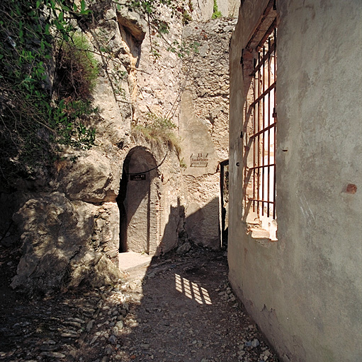 Fausse braie 30. Segment 30 B, infirmerie 1916 et porte d'accès aux souterrains.