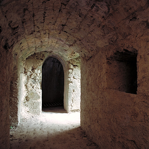 Fossé 35. Galerie caponnière vers la poterne et la casemate à feu de revers.