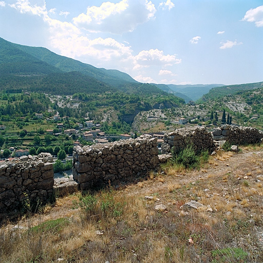 Ouvrage 28. Mur en pierres sèches du chemin de ronde d'accès.