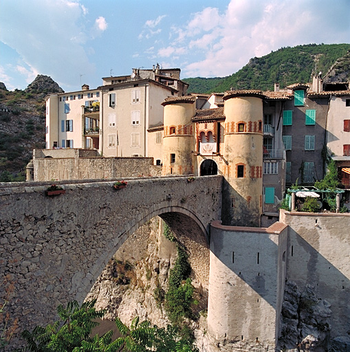 Porte 3 - 5. Pont sur le Var, porte 4 - 5, redan du chemin de ronde 25. ; Porte 3 - 5. Pont sur le Var, porte 4-5, redan du chemin de ronde 25.