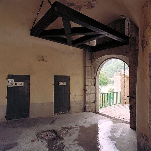 Porte 8 - 10. Sas d'intérieur en chicane de la porte 9. ; Porte 8 - 10. Sas d'intérieur en chicane de la porte 9.