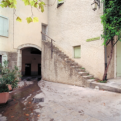 Porte 8 - 10. Débouché en ville et escalier du corps de garde de la porte 9. ; Porte 8 - 10. Débouché en ville et escalier du corps de garde de la porte 9.