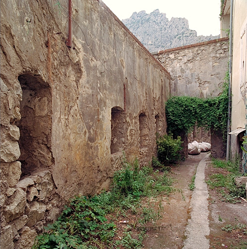 Enceinte 6 - 7. Chemin de ronde crénelé et traverses.