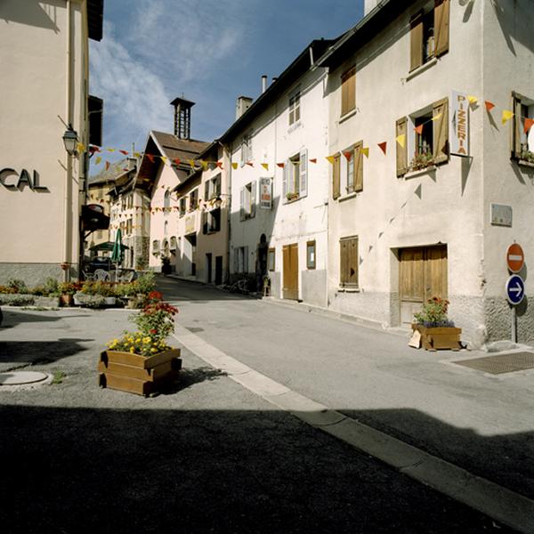 La Grand-Rue, avec l'église paroissiale Saint-Sébastien au second plan.