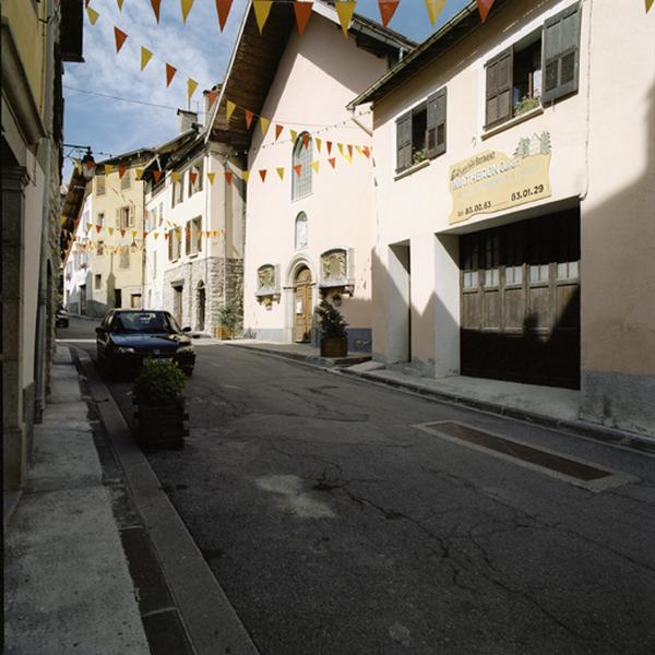 La Grand-Rue, avec l'église paroissiale Saint-Sébastien.