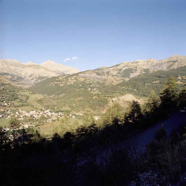 La village d'Allos et ses environs en panoramique depuis le sud-ouest (2/2).