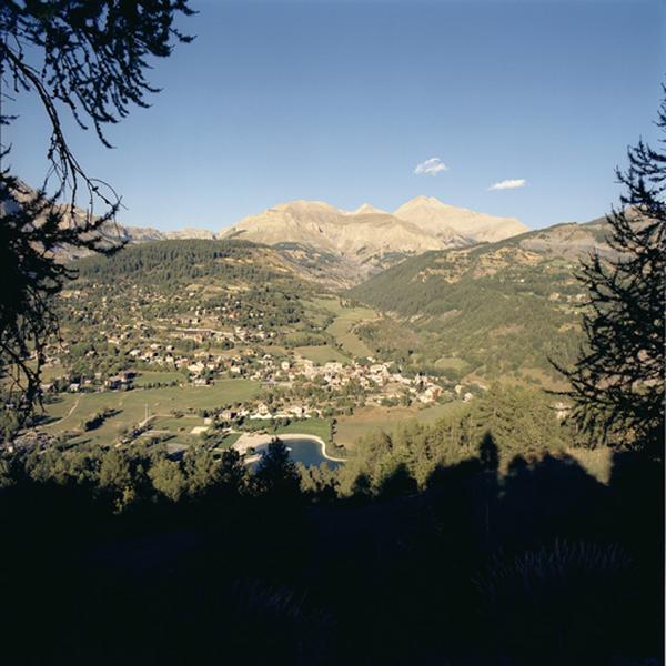 La village d'Allos et ses environs en panoramique depuis le sud-ouest (1/2).