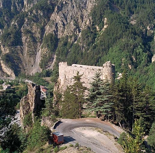 Château de Guillaumes. ; Vue générale rapprochée prise du nord-est.