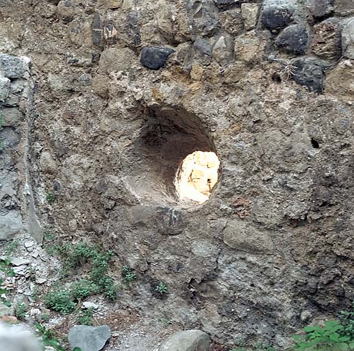 Détail de canonnière dans le logis.