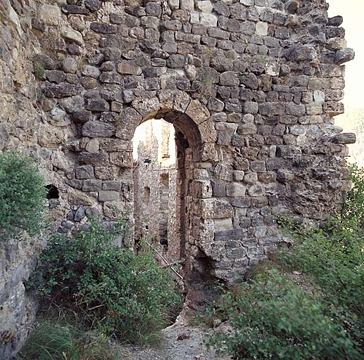 Détail de la porte de l'ancienne tour carrée, côté intérieur.