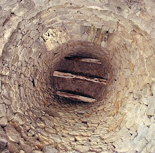 Tour ronde, vue en contre-plongée des étages et de la voûte.