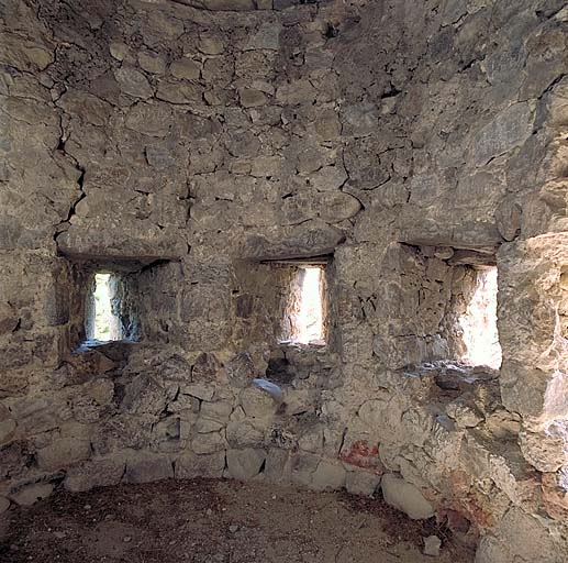 Tour ronde, détail des 3 fentes de tir du niveau 1.