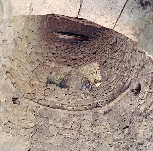 Tour ronde, vue en contre-plongée des étages avec archère.