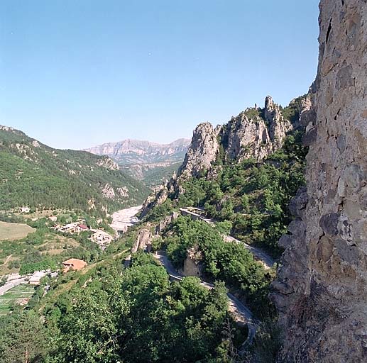 Vallée du Var et route d'accès au nord-ouest du château.