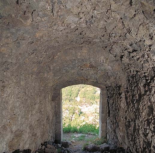 Porte vue de l'intérieur du passage d'entrée.