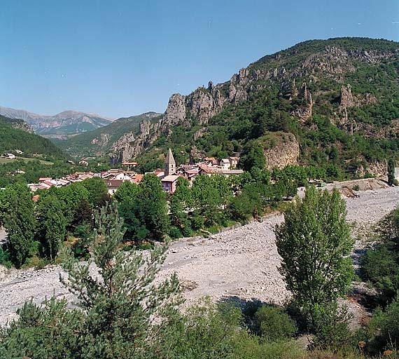 Vue générale du bourg du côté du Tuéby, sud-sud-est.