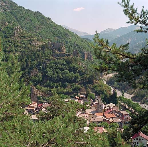 Vue générale sud-ouest, bourg et château, le Tuéby.