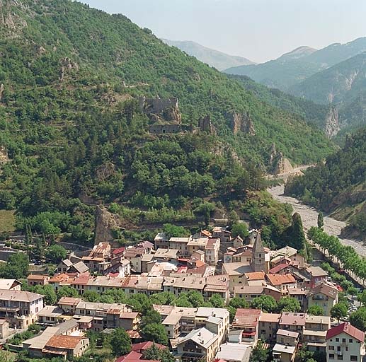 Vue générale sud-ouest, bourg et château.