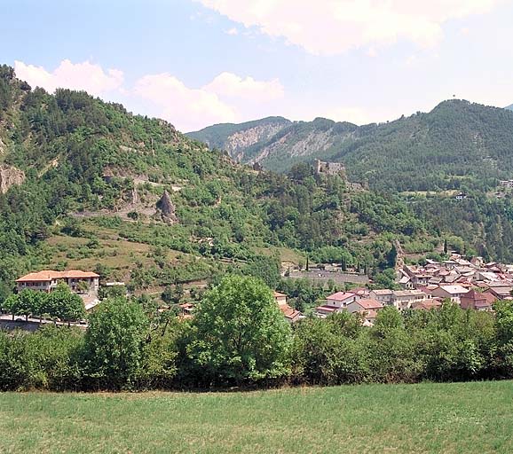 Vue générale ouest, bourg et château.