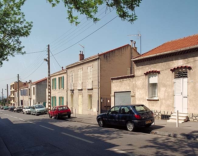 Section médiane, vue partielle de l'îlot ouest, des n° 50 à 72 : lotissement Fenouil : maisons de ville à façades alignées sur la rue et jardins derrière. Vue prise du nord. ; Partie nord du lotissement à maisons de ville alignées sur rue et jardins derrière (parcelles I 78 à 85). Vue nord-sud. Au premier plan, parcelle I 78 construite en 1933 pour Joseph Nogueras, probablement reconstruite ou très remaniée dans les années 1960. Au centre, maison à trois travées de la parcelle I 79 construite en 1933 pour Henri Adaint.