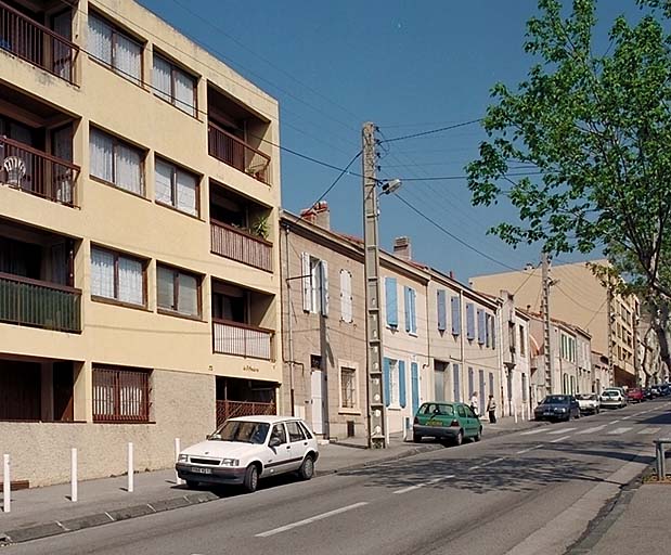 Partie nord à maisons de ville alignées sur rue et jardins derrière (parcelles I 78 à 85). Vue prise du sud. Au premier plan, reconstruction de 1971. Au centre, maisons des parcelles I 84 et I 83 construites en 1930 pour Camille Filho et en 1933 pour Louis Bo. A gauche, rupture d'alignement entre les deux parties du lotissement.