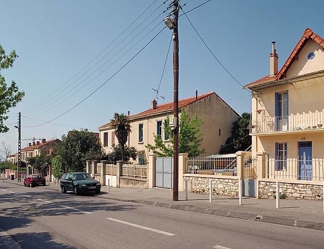 Section médiane, vue partielle de l'îlot ouest, des n° 74 à 82 : lotissement Fenouil, maisons pavillonnaires. ; Partie sud à maisons pavillonnaires en retrait sur rue et clôture en mur-bahut et grillage (parcelles I 86 à I 89). Au premier plan, maison à lucarne-pignon (I 86) construite pour François Dusserre en 1929.