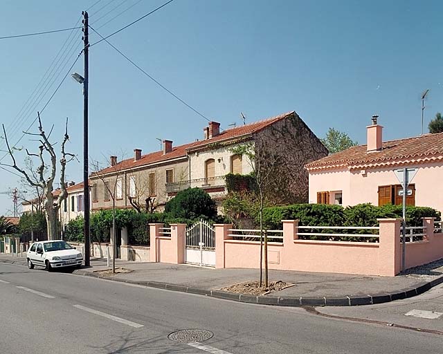 Section sud, vue partielle de l'ïlot ouest, des n° 86 à 94 : maisons de ville à jardins devant. La maison au premier plan date de 1959 mais son implantation respecte l'alignement des constructions voisines, datant de 1905-1908.
