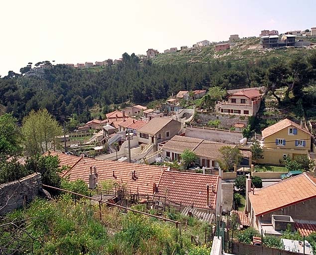 Vue vers le fond du vallon prise depuis le boulevard du Belvédère.