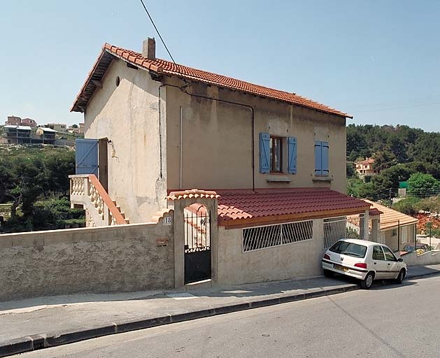Vue prise boulevard du Belvédère : façade sur rue de l'immeuble parcelle 233.