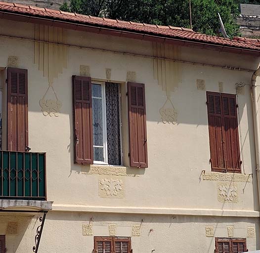 Détail de la façade : décor Art Déco en relief.