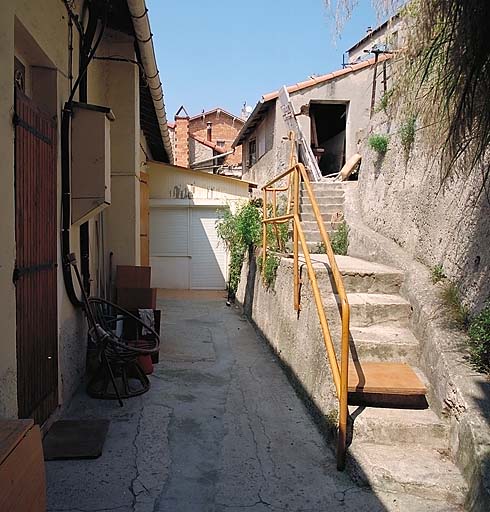 Vue de la cour à l'arrière.