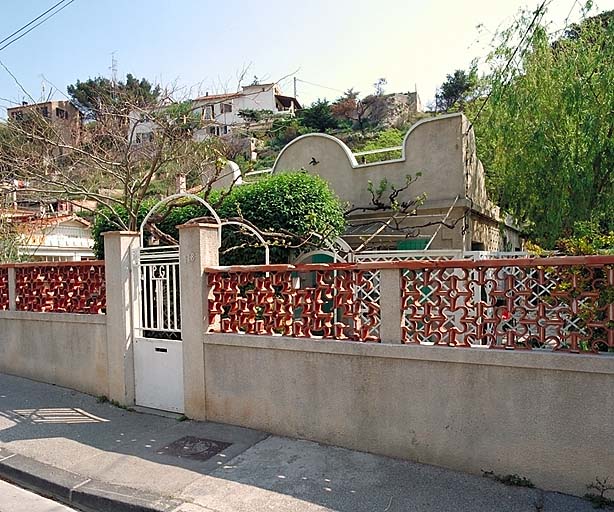 Vue d'ensemble depuis la rue.