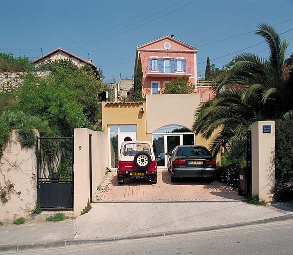 Vue prise en contrebas de la maison, depuis le boulevard du Belvédère. Au premier plan, en contre-bas de la maison, atelier d'architecte.